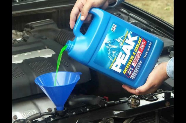 قبل دخول فصل الشتاء ... تعرف على أهمية سائل منع التجمد فى السيارة