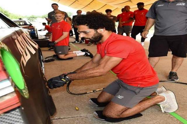 فيديو : محمد صلاح يغير اطارات سيارة سباق في أمريكا