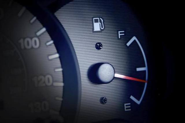 10 طرق تساعدك على توفير استهلاك الوقود في السيارة 