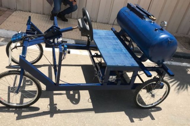 طلاب مصريين يقدمون سيارة تعمل بالهواء