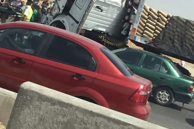 بالصور : حادث مروع على طريق السويس وانشطار سيارات لنصفين