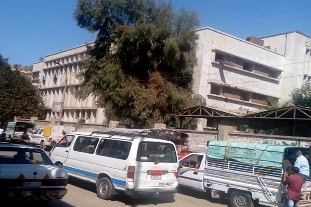 هل يمكن أن تختفي مواقف السيارات العشوائية والسايس من الشوارع ؟