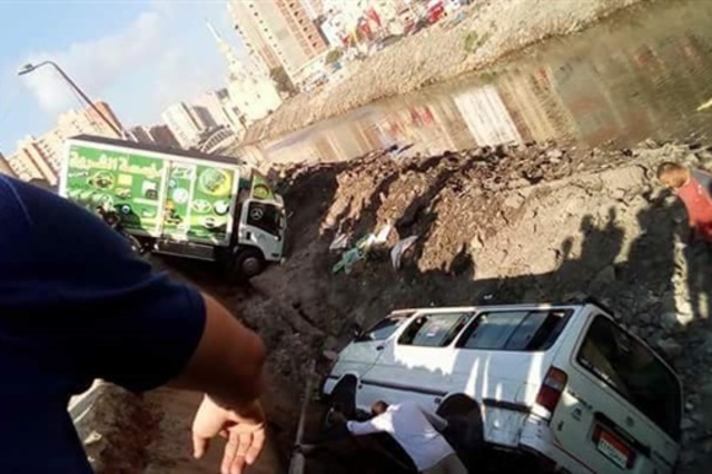 سقوط سيارات في شق أرضي في مصر