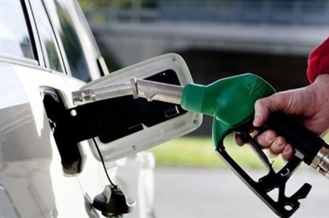 رئيس الوزراء يؤكد أنهم لم يحددوا موعد زيادة سعر البنزين بعد