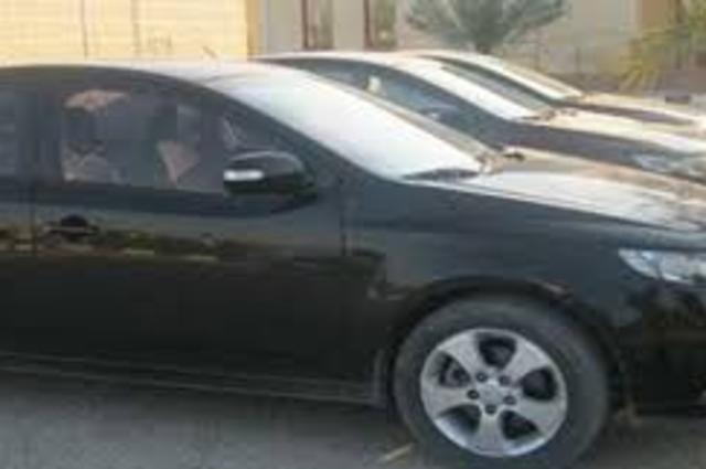 القاء القبض على ضابط بسيارات مرسيدس وجيب وبيجو مهربة جمركياً