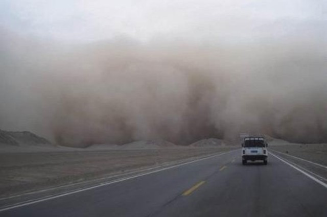 أهم النصائح لقيادة السيارات في العواصف الترابية