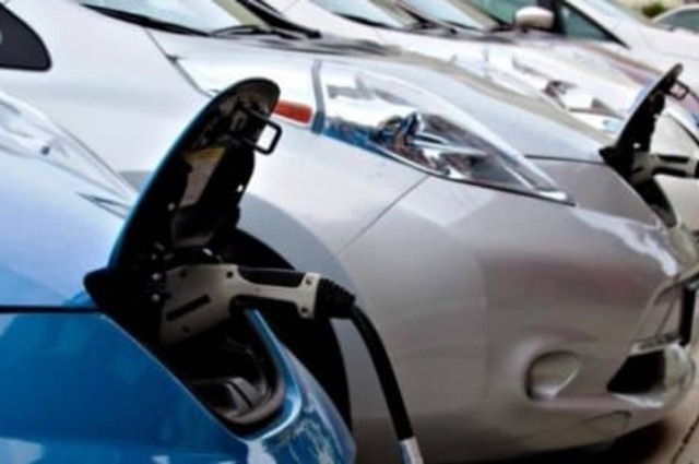 وزارة البيئة في مصر تدرس انتاج السيارات الكهربائية للاستفادة من الفائض