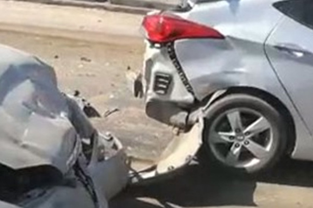 سيارة ملاكي تصطدم بحاجز الطريق الدائري بسبب عدم اليقظة