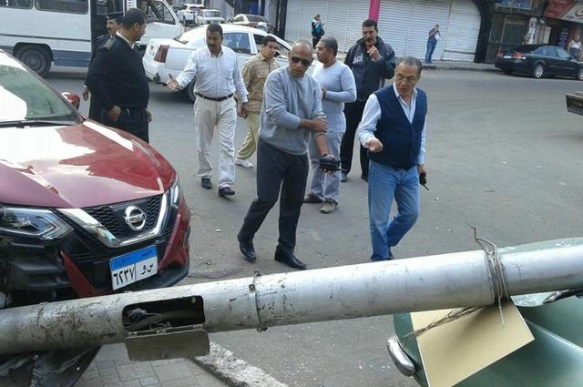 سيارة تصدم عمود انارة في شارع شبرا ليسقط فوق سيارة أخرى